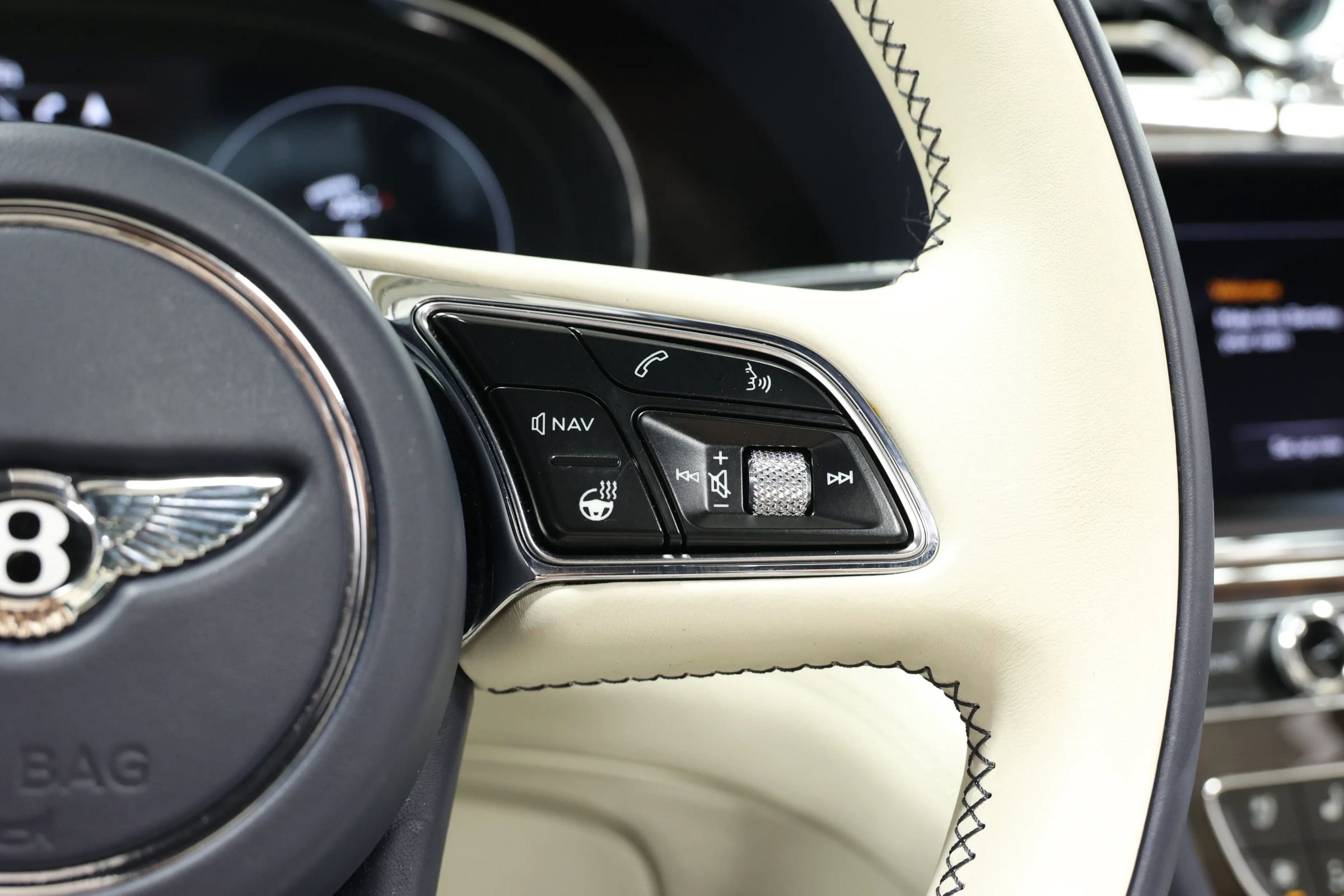 Used 2022 Bentley Bentayga image 28