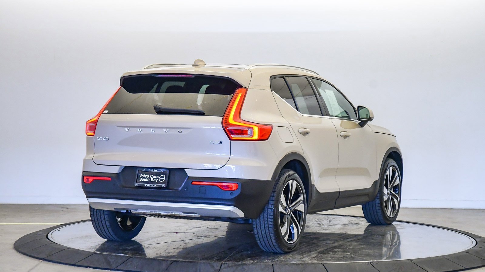 Certified 2025 Volvo XC40 B5 Plus w/ Climate Package image 5