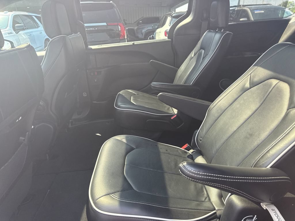 Used 2025 Chrysler Pacifica Limited FWD image 28