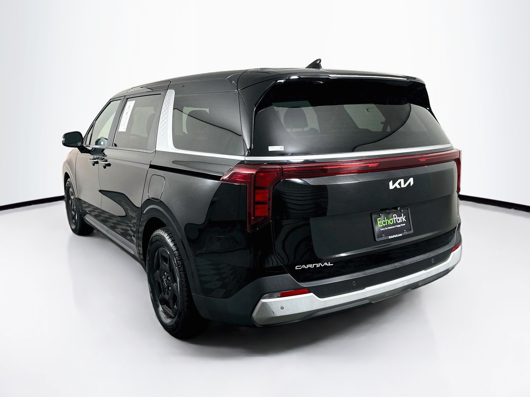 Used 2025 Kia Carnival FWD image 5