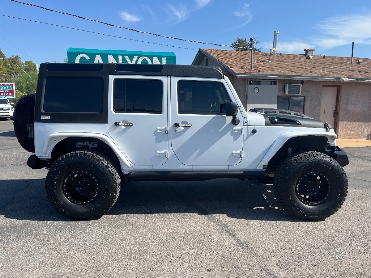 Used 2018 Jeep Wrangler Unlimited Rubicon w/ Connectivity Group AWD/4WD image 3