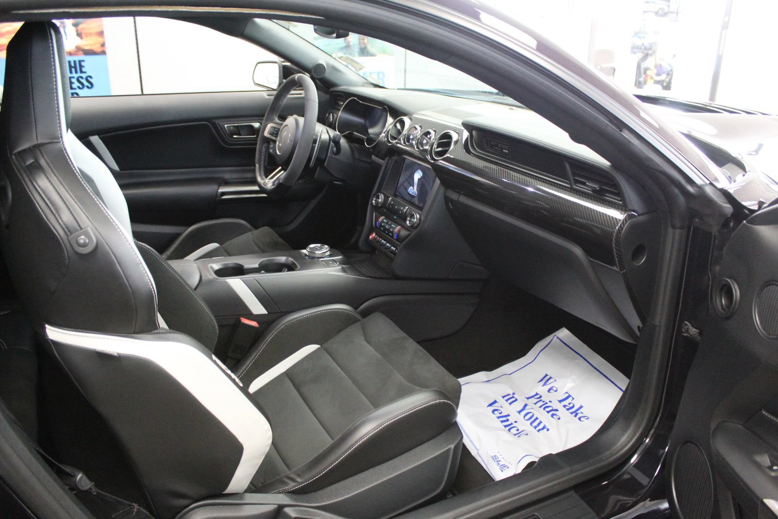 Used 2022 Ford Mustang Shelby GT500 w/ Technology Package RWD image 12