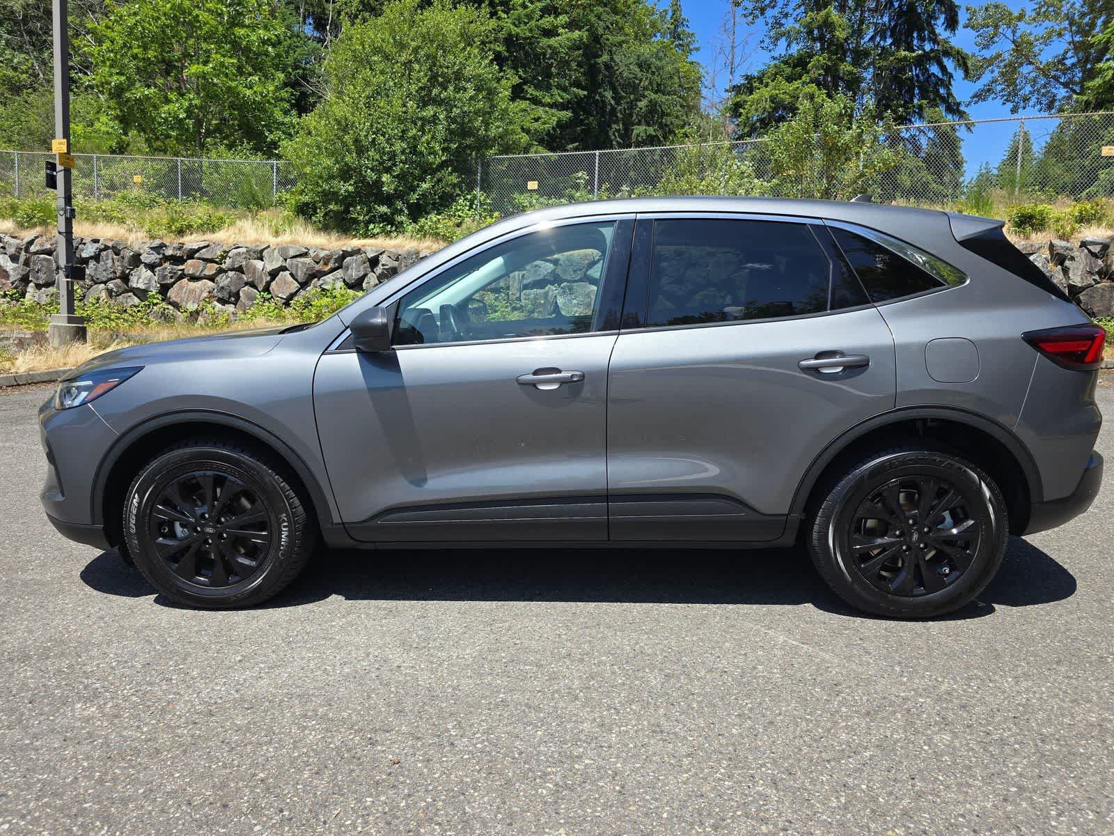 Used 2024 Ford Escape Active AWD/4WD image 2