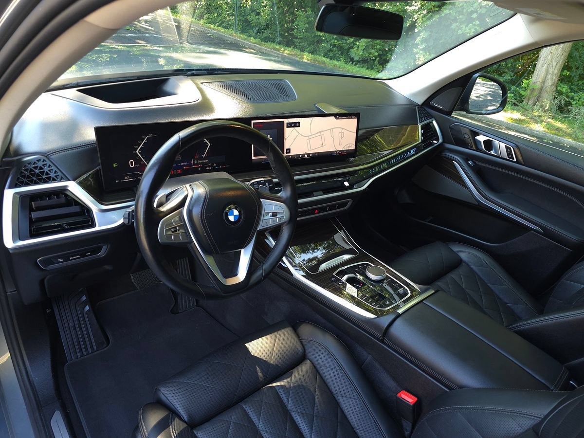 Used 2025 BMW X7 xDrive40i w/ Premium Package AWD/4WD image 2