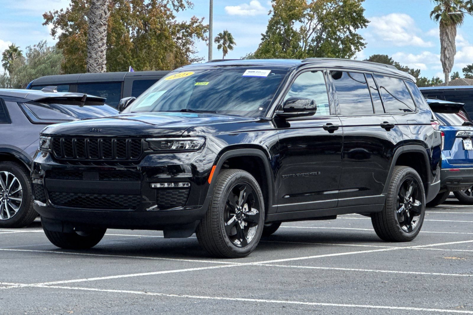 Used 2025 Jeep Grand Cherokee L Limited w/ Black Appearance Package AWD/4WD image 9
