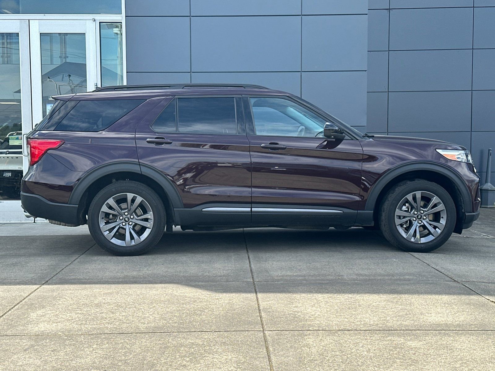 Used 2023 Ford Explorer XLT w/ Equipment Group 202A AWD/4WD image 2