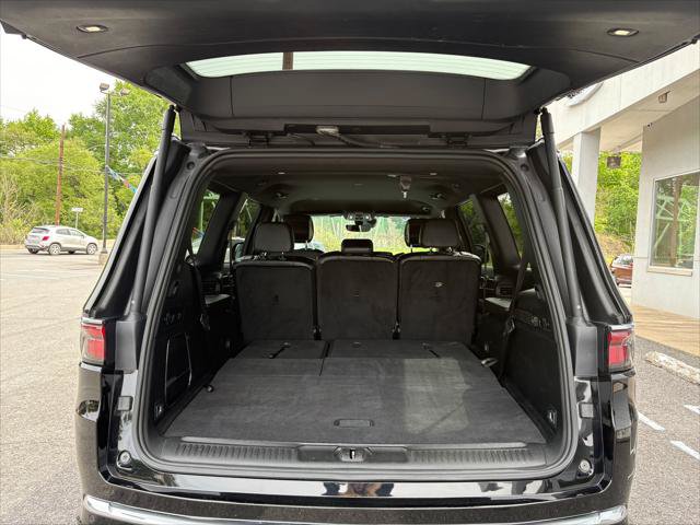 Certified 2024 Jeep Wagoneer Series II w/ Flexible Seating Group AWD/4WD image 11