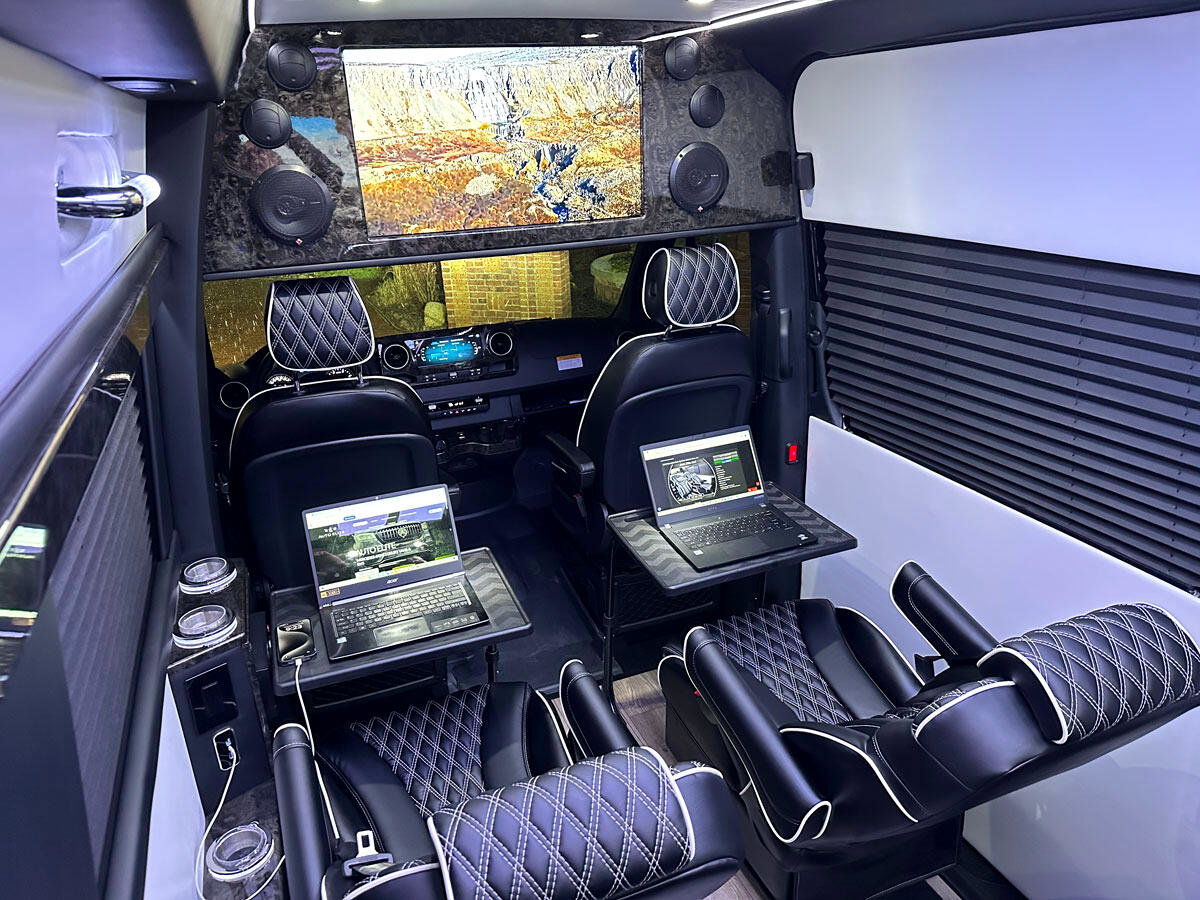 Used 2024 Mercedes-Benz Sprinter 3500 image 2