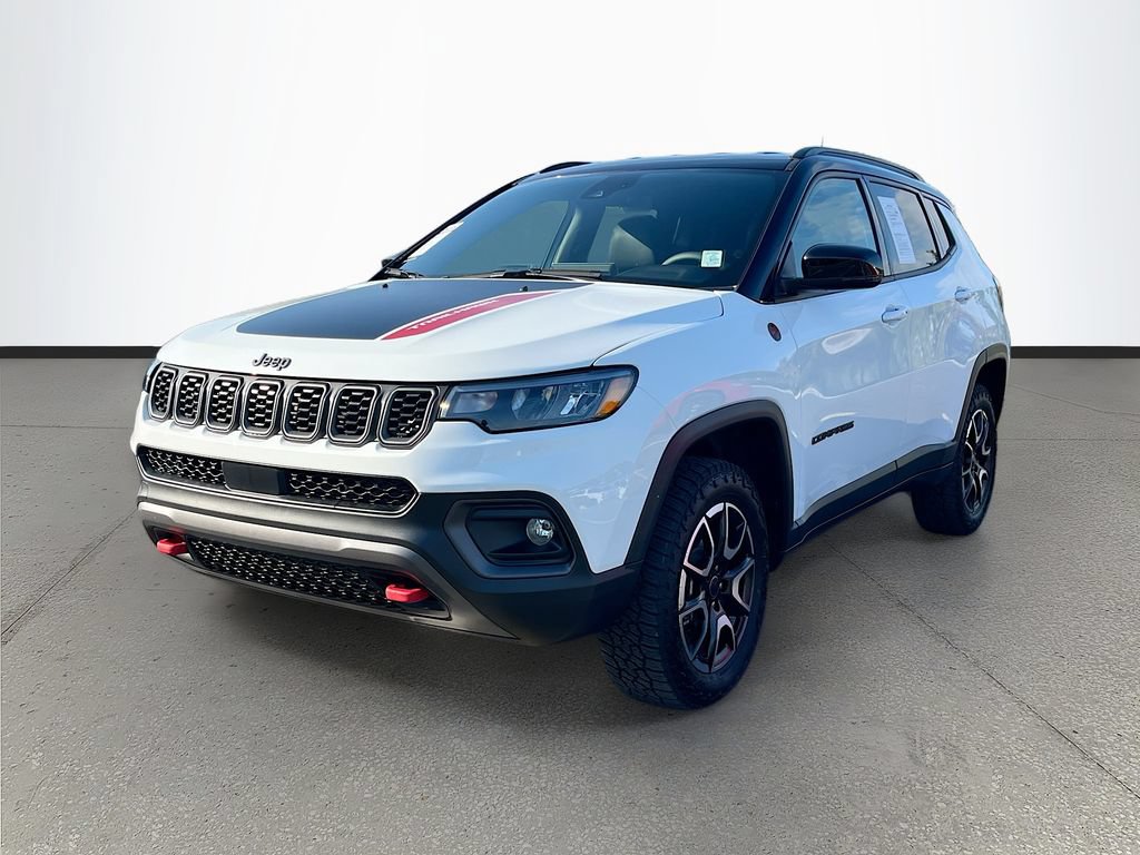 Used 2025 Jeep Compass Trailhawk AWD/4WD image 3