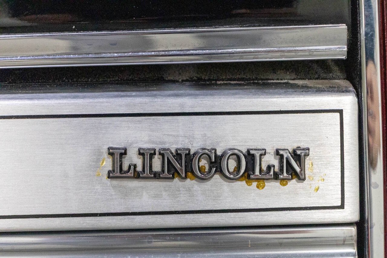 Used 1988 Lincoln Town Car Signature RWD image 29