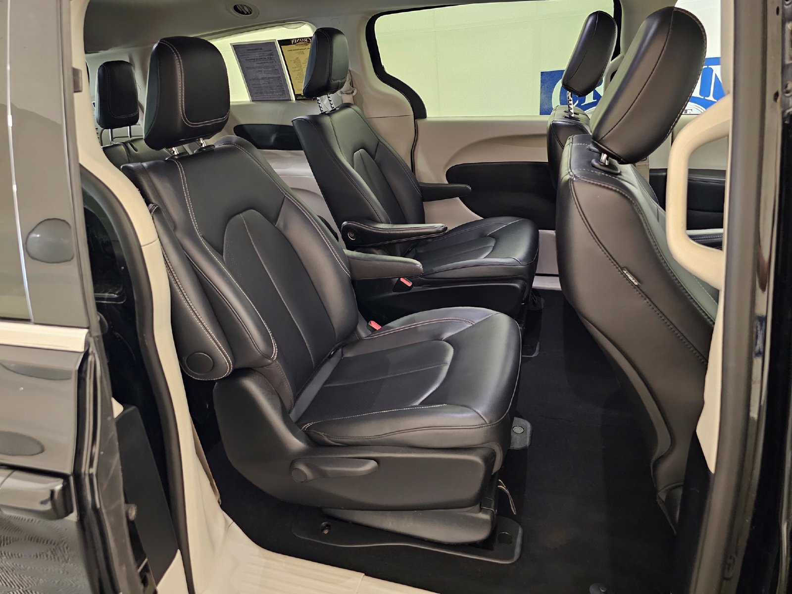 Used 2024 Chrysler Pacifica Limited FWD image 22