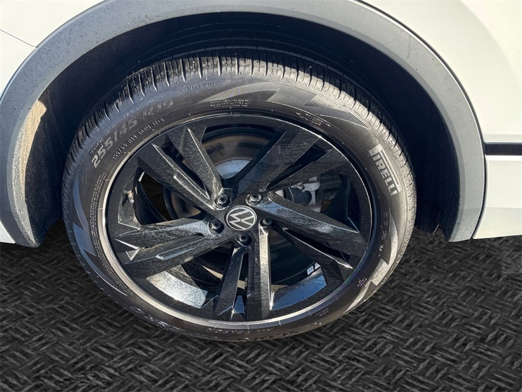 Used 2024 Volkswagen Tiguan SE R-Line image 12