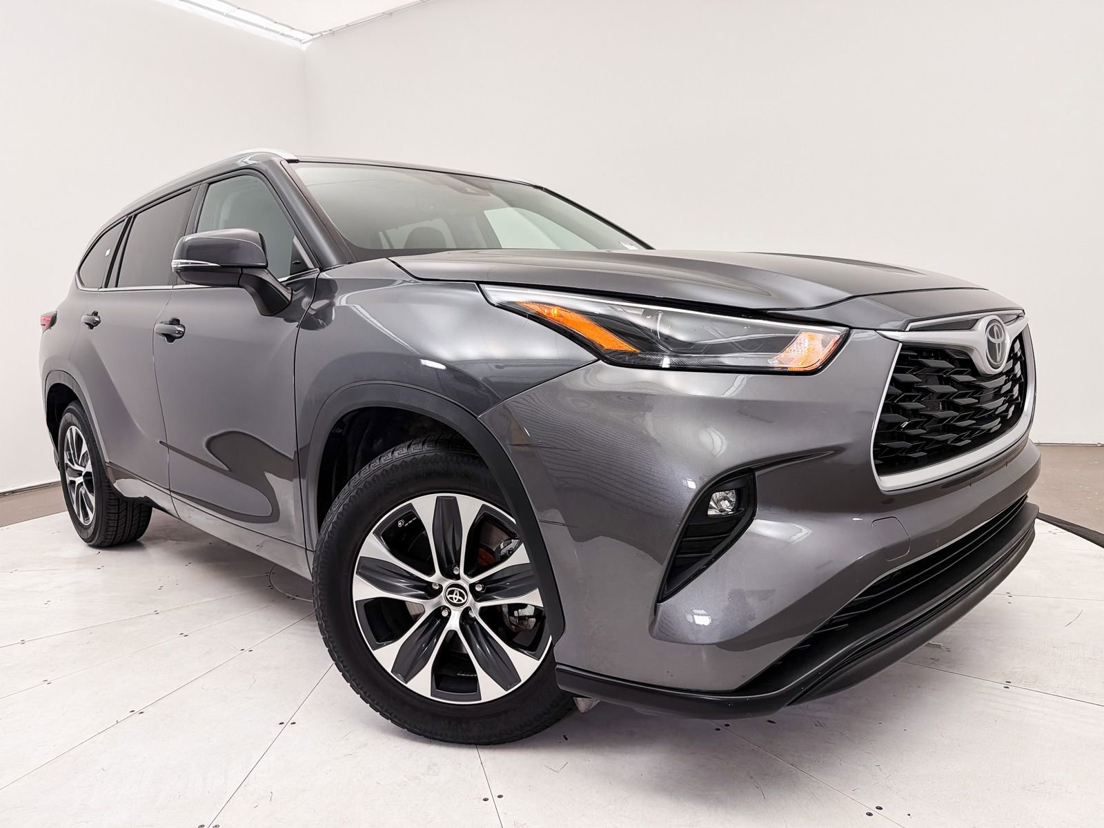 Used 2022 Toyota Highlander XLE FWD image 2