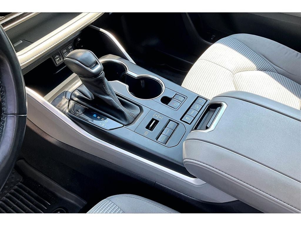 Used 2022 Toyota Highlander LE AWD/4WD image 15