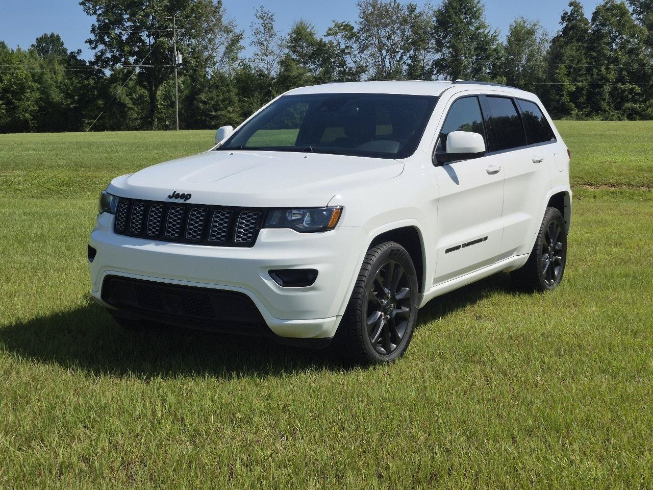Used 2022 Jeep Grand Cherokee Laredo RWD image 1
