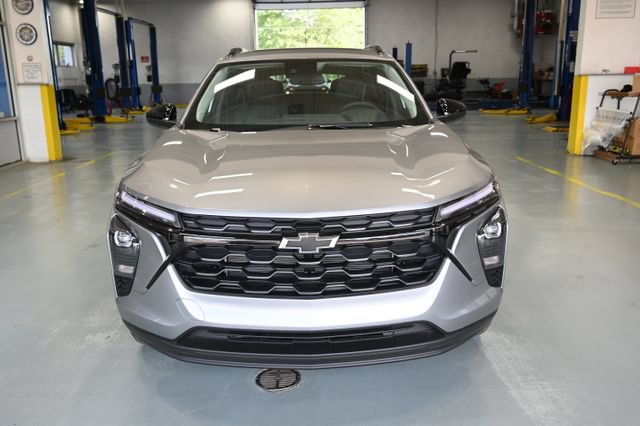 New 2026 Chevrolet Trax LT w/ Sunroof Package FWD image 2