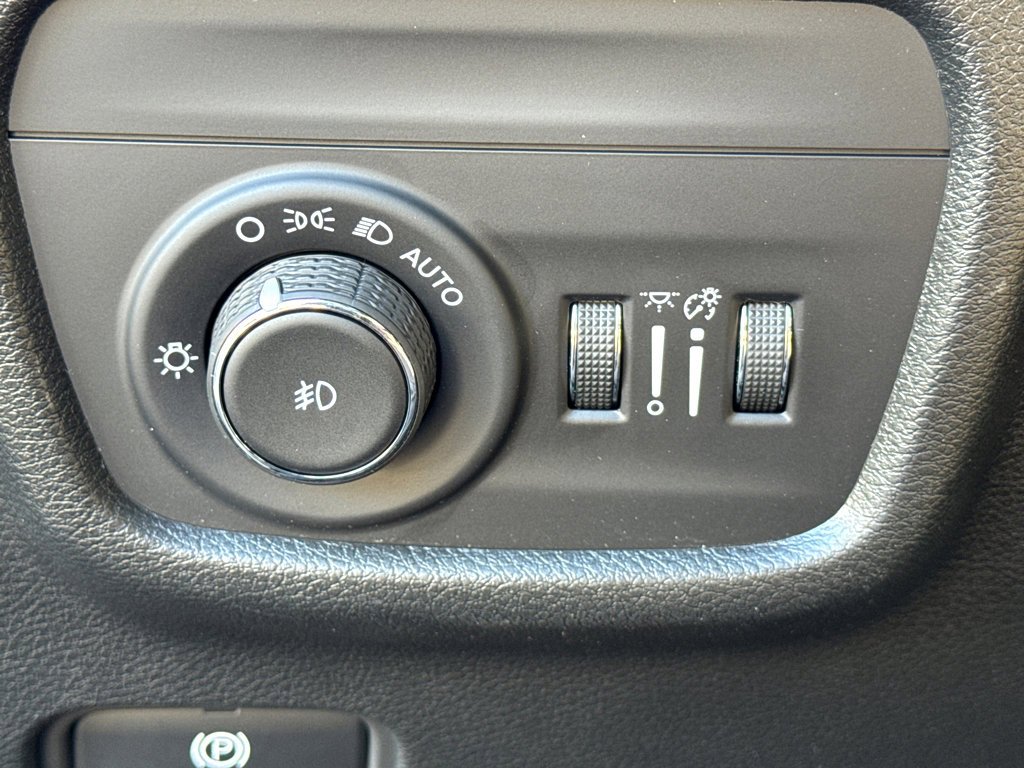 Certified 2023 Jeep Grand Cherokee Limited w/ Black Appearance Package image 15