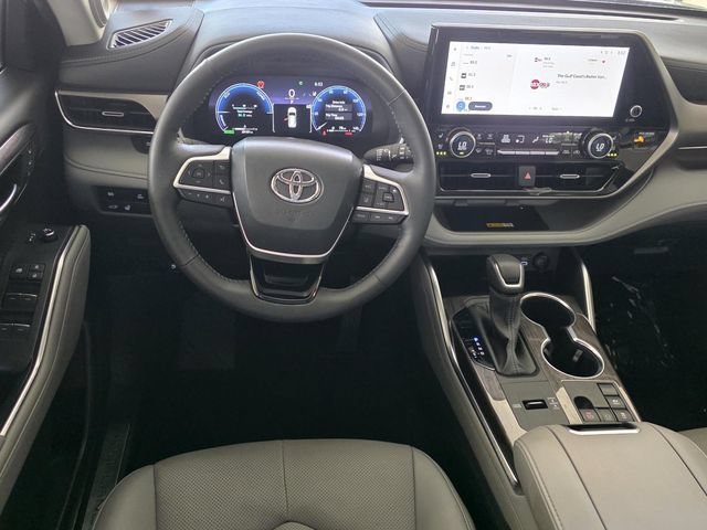 Certified 2024 Toyota Highlander Limited FWD image 13