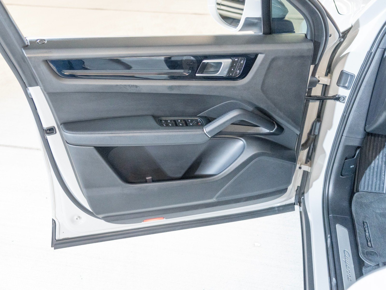Certified 2023 Porsche Cayenne AWD/4WD image 15