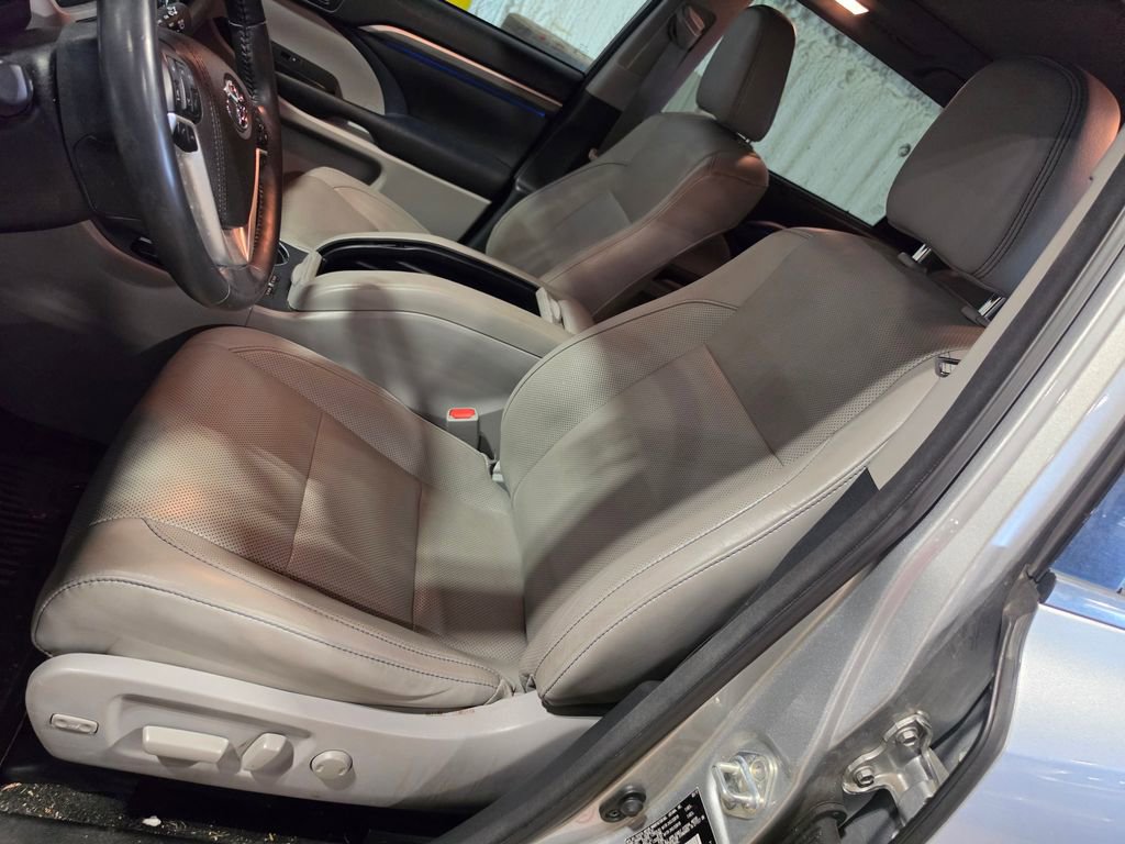 Used 2017 Toyota Highlander Limited Platinum AWD/4WD image 6