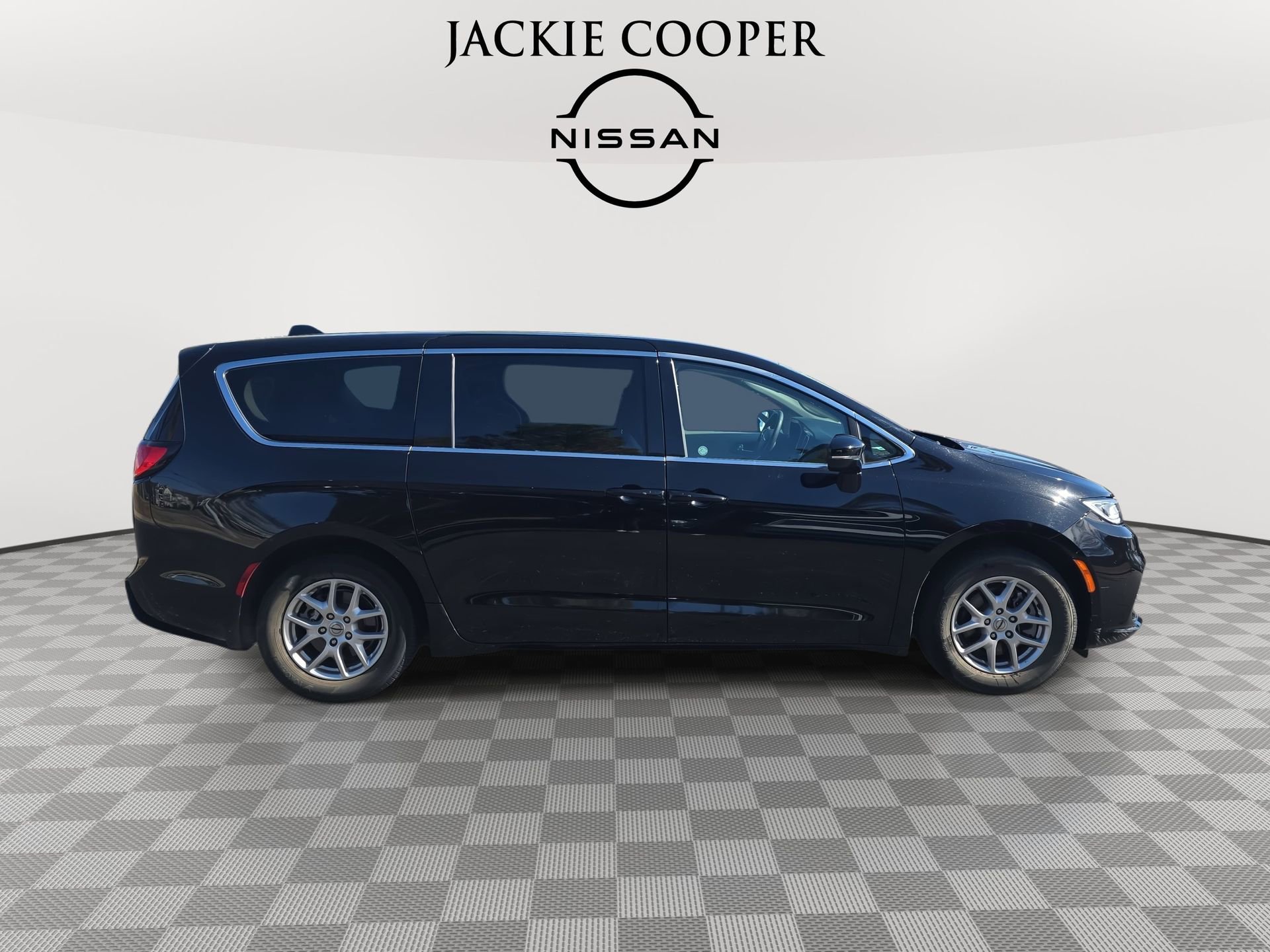 Used 2024 Chrysler Pacifica Touring-L FWD image 4