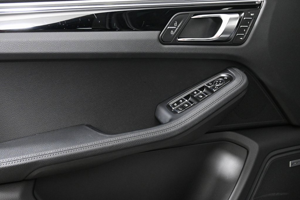 Used 2025 Porsche Macan image 6