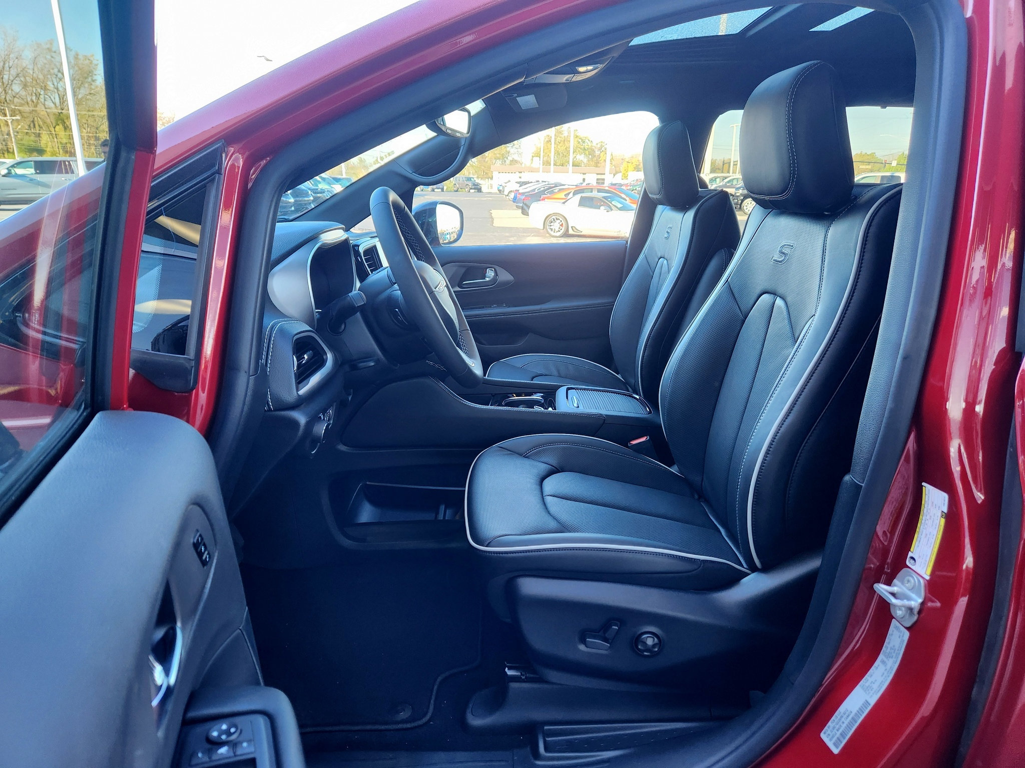 New 2027 Chrysler Pacifica Limited FWD image 19