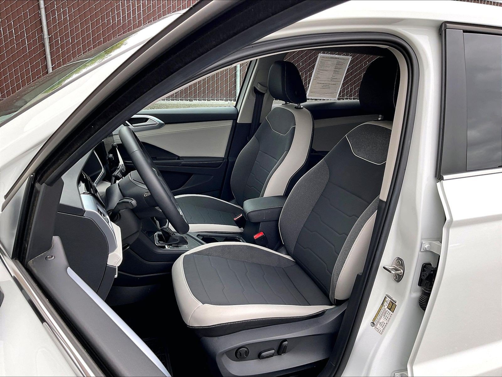 Certified 2025 Volkswagen Taos SE FWD image 24