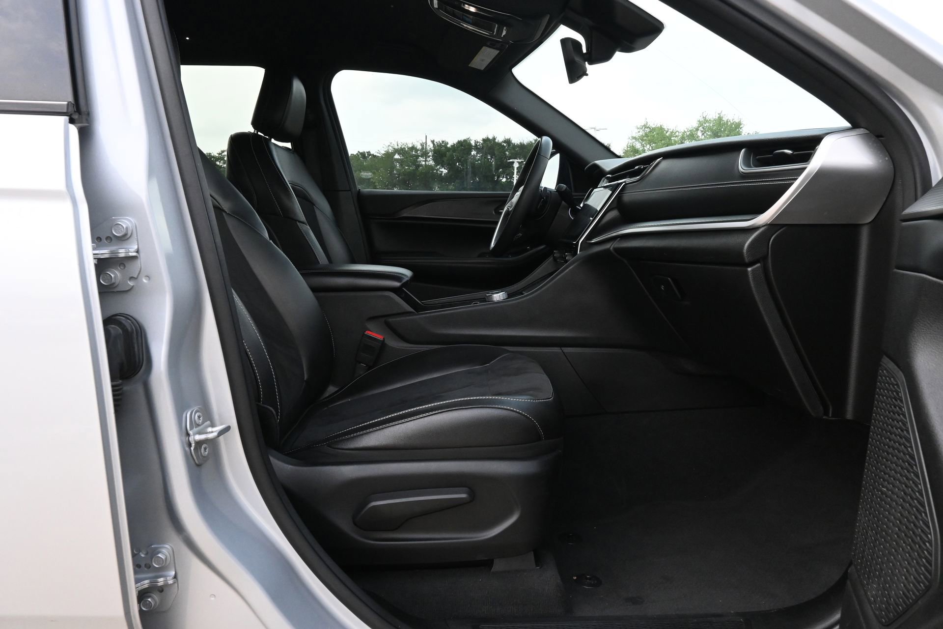 Used 2023 Jeep Grand Cherokee Altitude AWD/4WD image 24