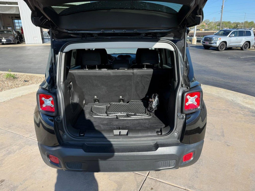 Used 2018 Jeep Renegade Latitude w/ Cold Weather Group AWD/4WD image 7