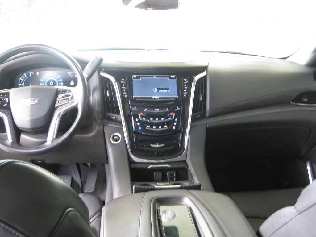 Used 2019 Cadillac Escalade Premium Luxury w/ Escalade Sport Edition image 33