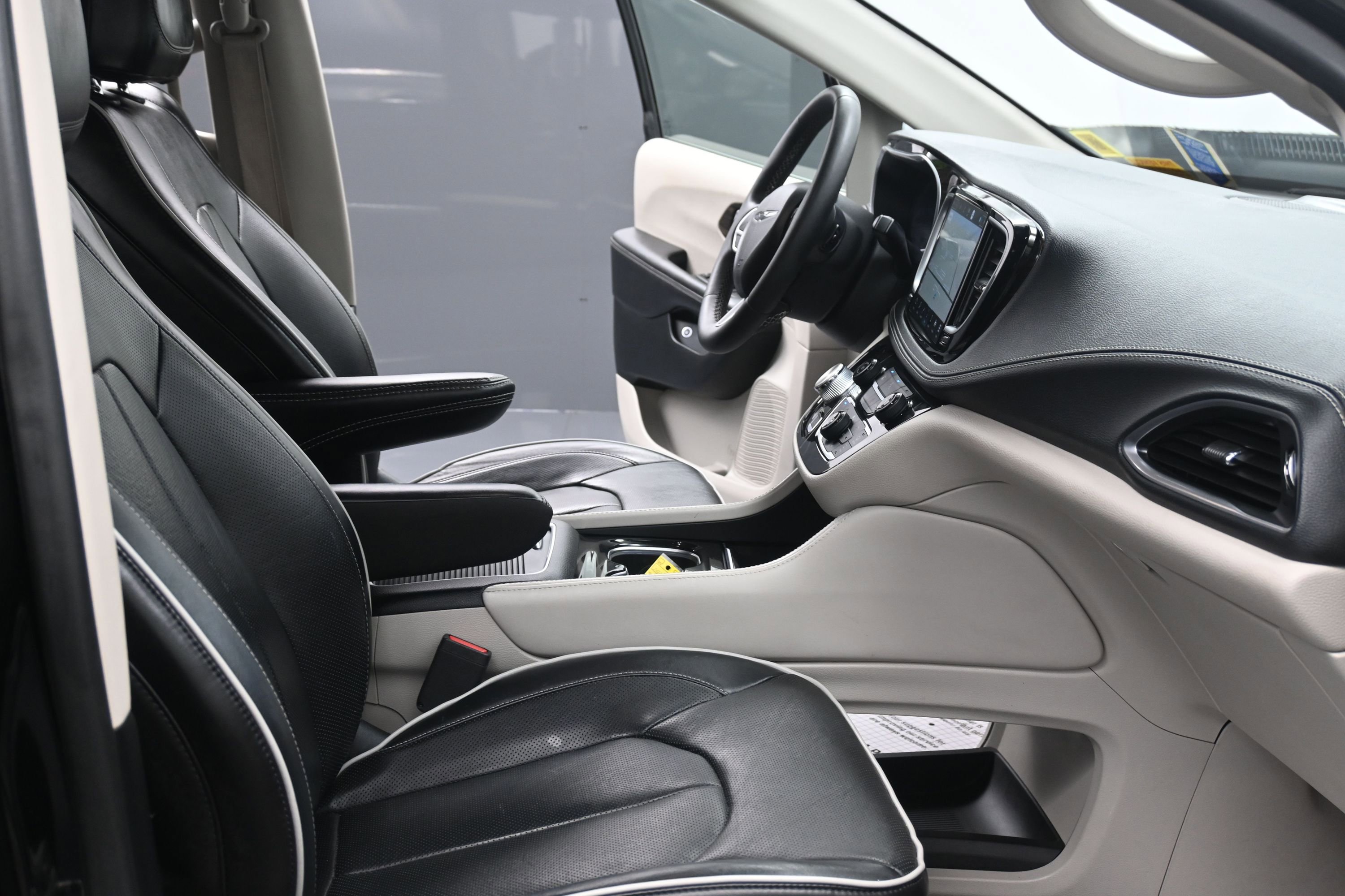 Used 2023 Chrysler Pacifica Limited FWD image 29