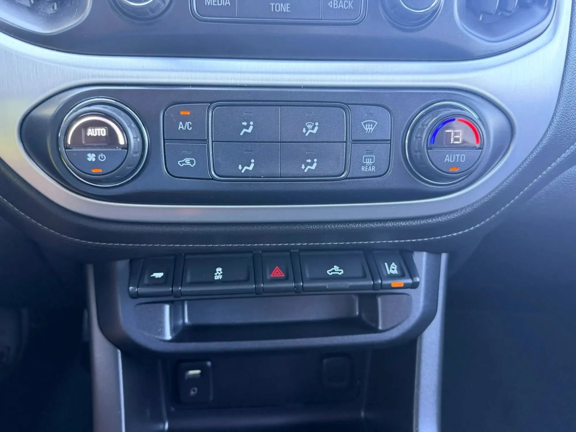 Used 2015 GMC Canyon SLE w/ SLE Convenience Package RWD image 17