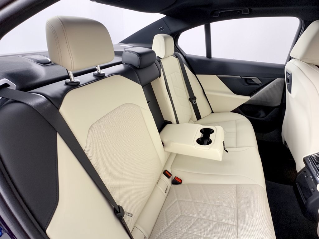 Certified 2026 BMW 550e xDrive AWD/4WD image 29