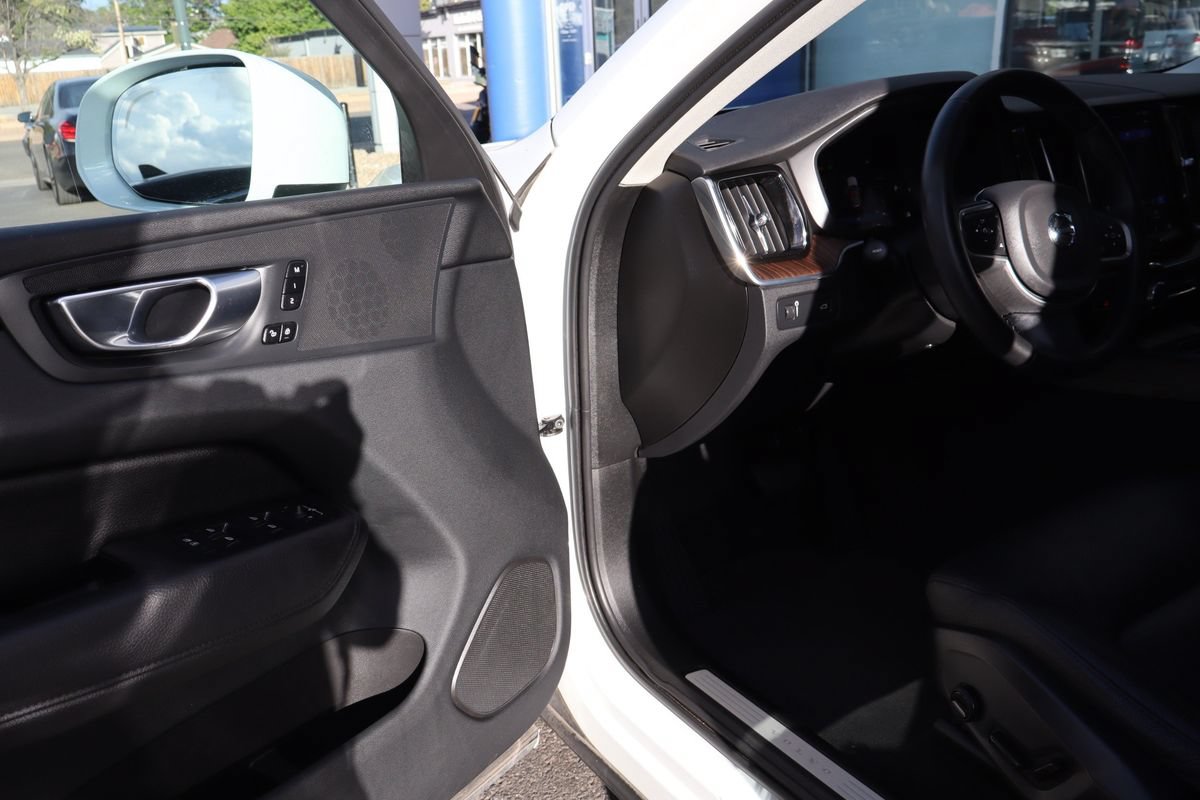 Used 2022 Volvo XC60 B5 Momentum AWD/4WD image 10