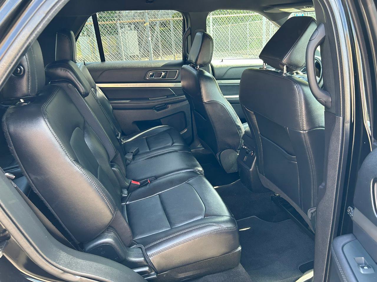 Used 2018 Ford Explorer XLT w/ Equipment Group 202A FWD image 18