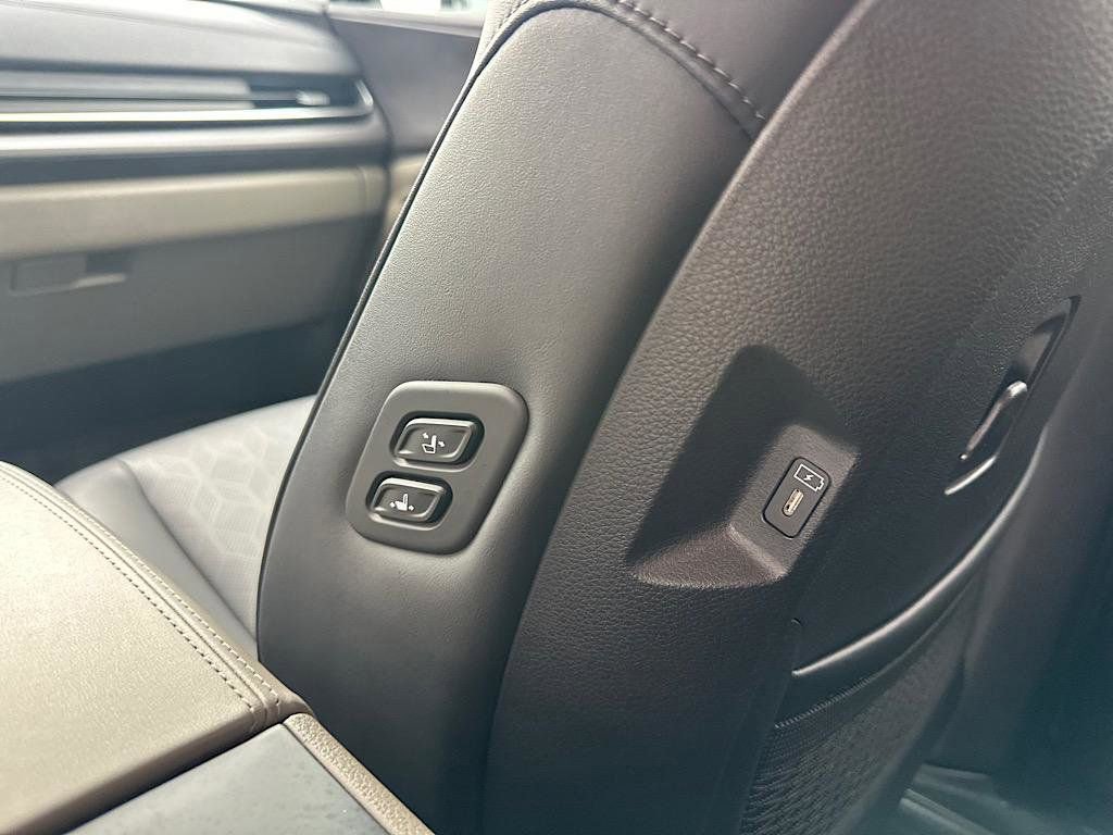 Used 2025 Kia Carnival EX image 18