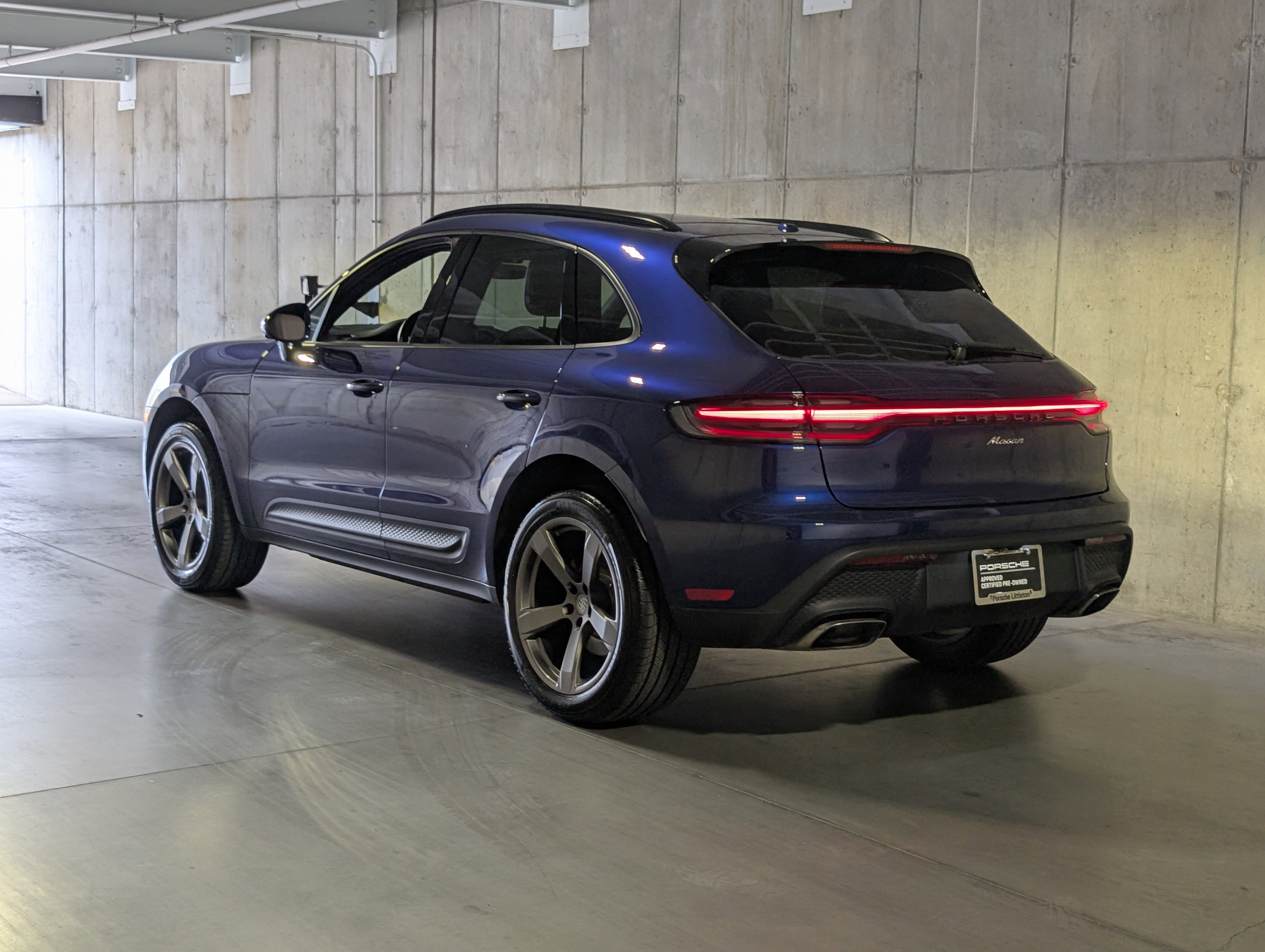Certified 2025 Porsche Macan image 3