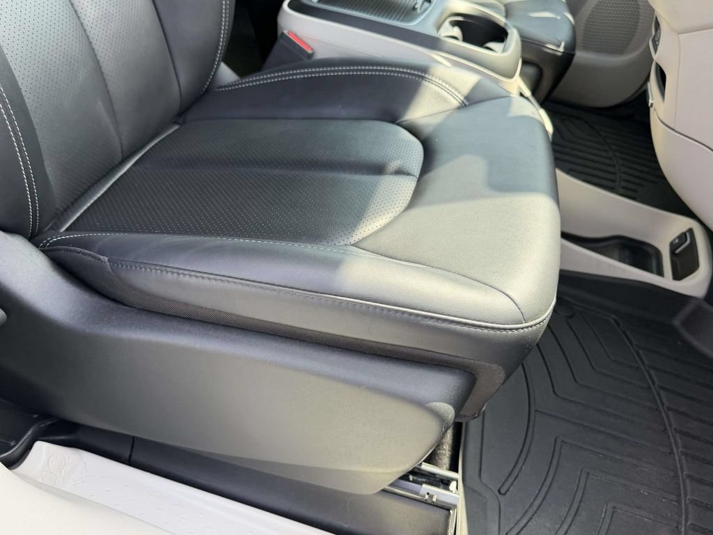 Used 2024 Chrysler Pacifica Touring-L FWD image 11
