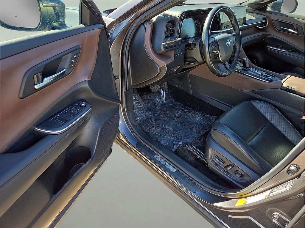 Used 2023 Toyota Crown Limited image 23