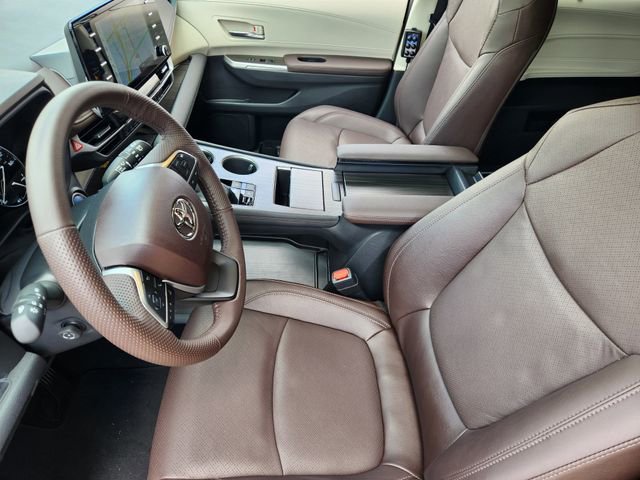 Used 2023 Toyota Sienna Platinum AWD/4WD image 13
