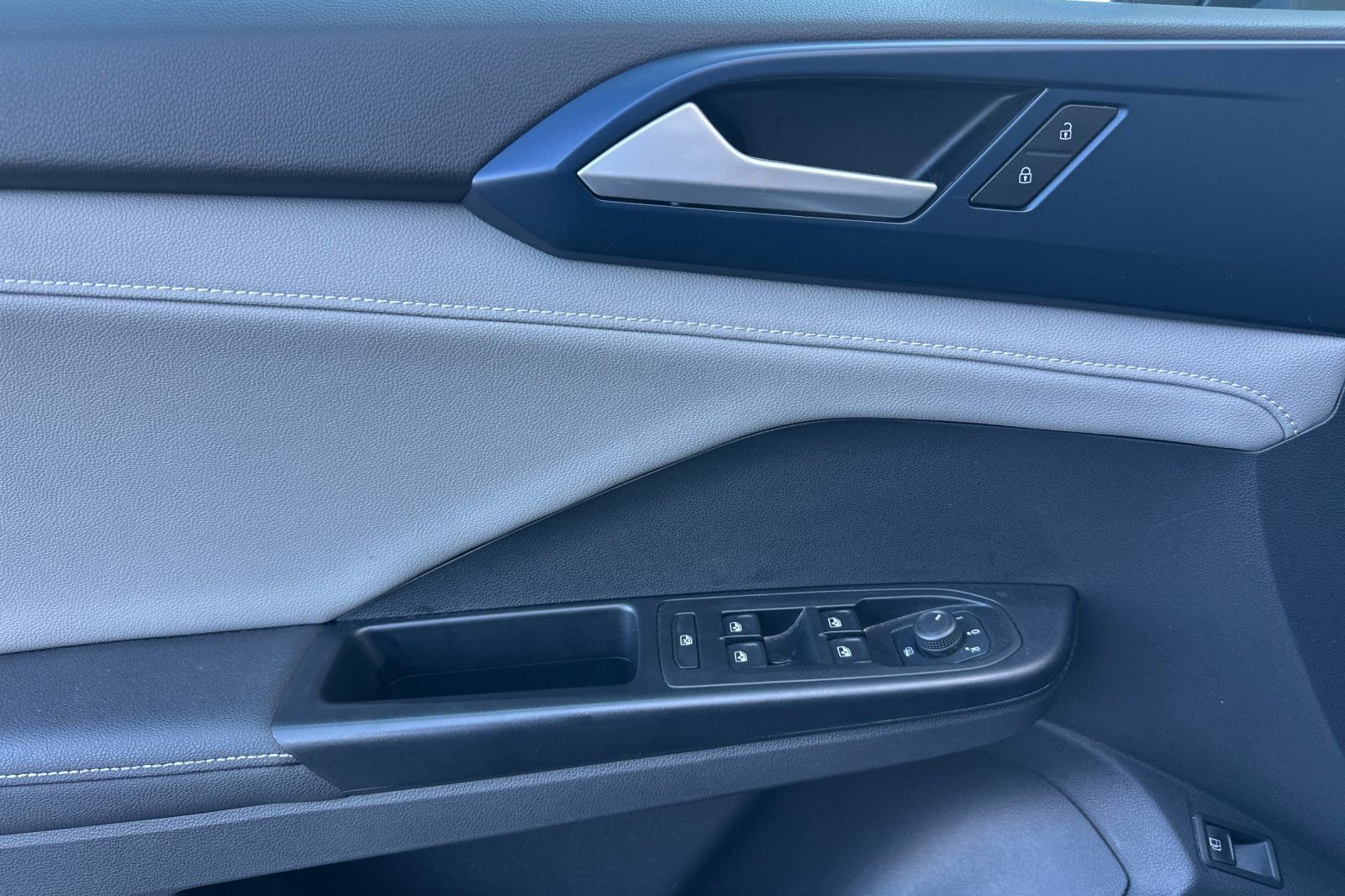 Used 2024 Volkswagen Taos SE image 12