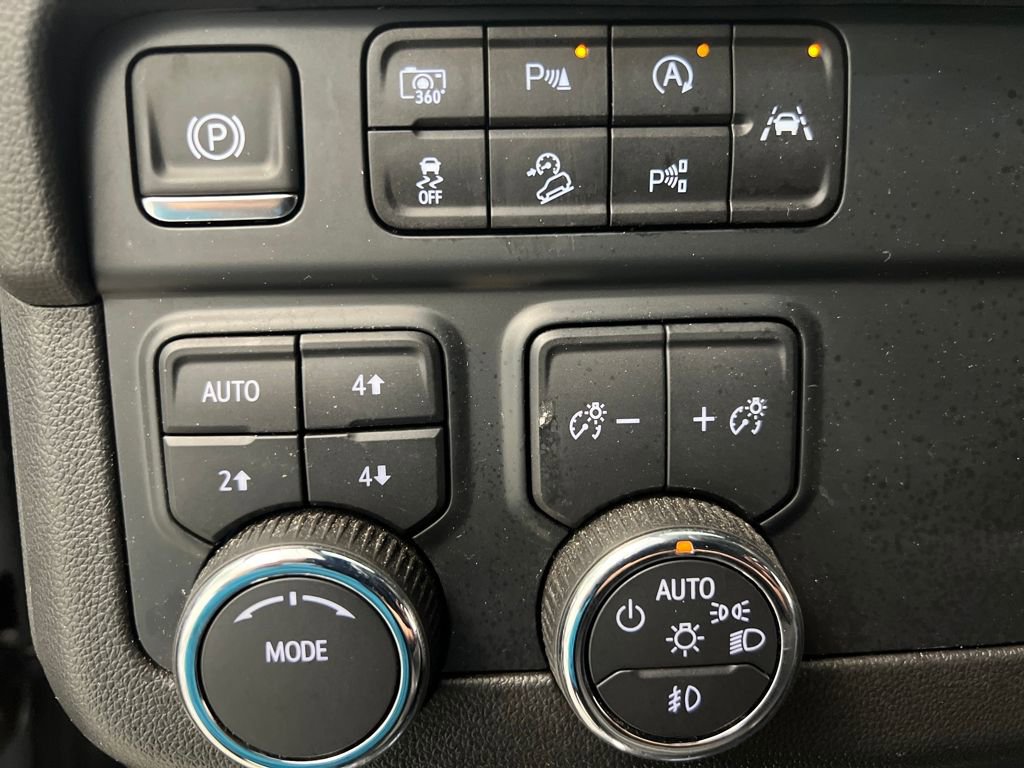 Used 2025 Chevrolet Suburban Z71 image 45