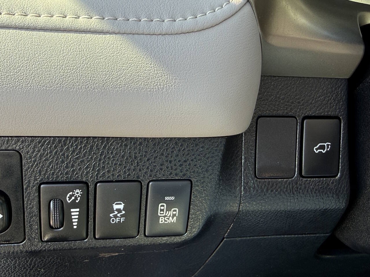 Used 2013 Toyota RAV4 Limited FWD image 12