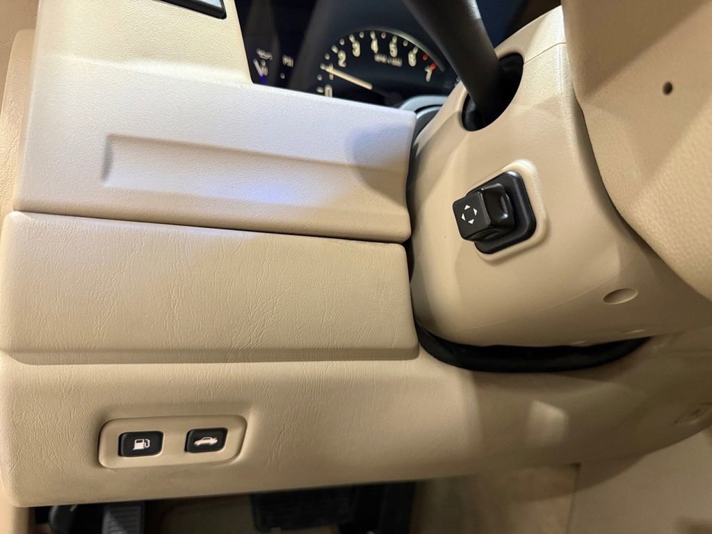 Used 2008 Cadillac XLR image 32