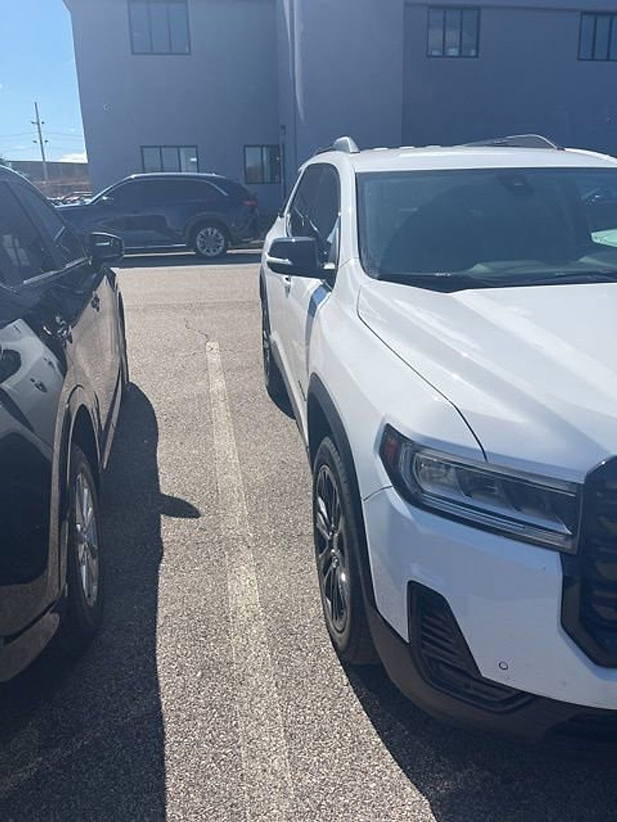 Used 2023 GMC Acadia SLE w/ Driver Convenience Package image 6