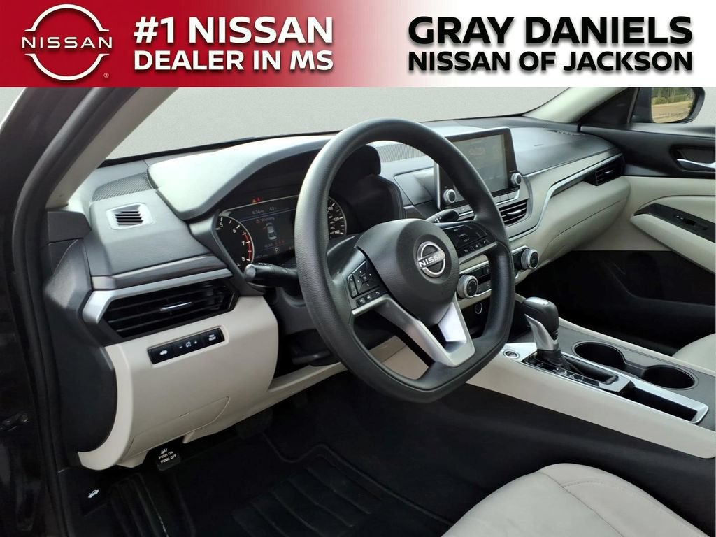Used 2025 Nissan Altima 2.5 SV FWD image 9