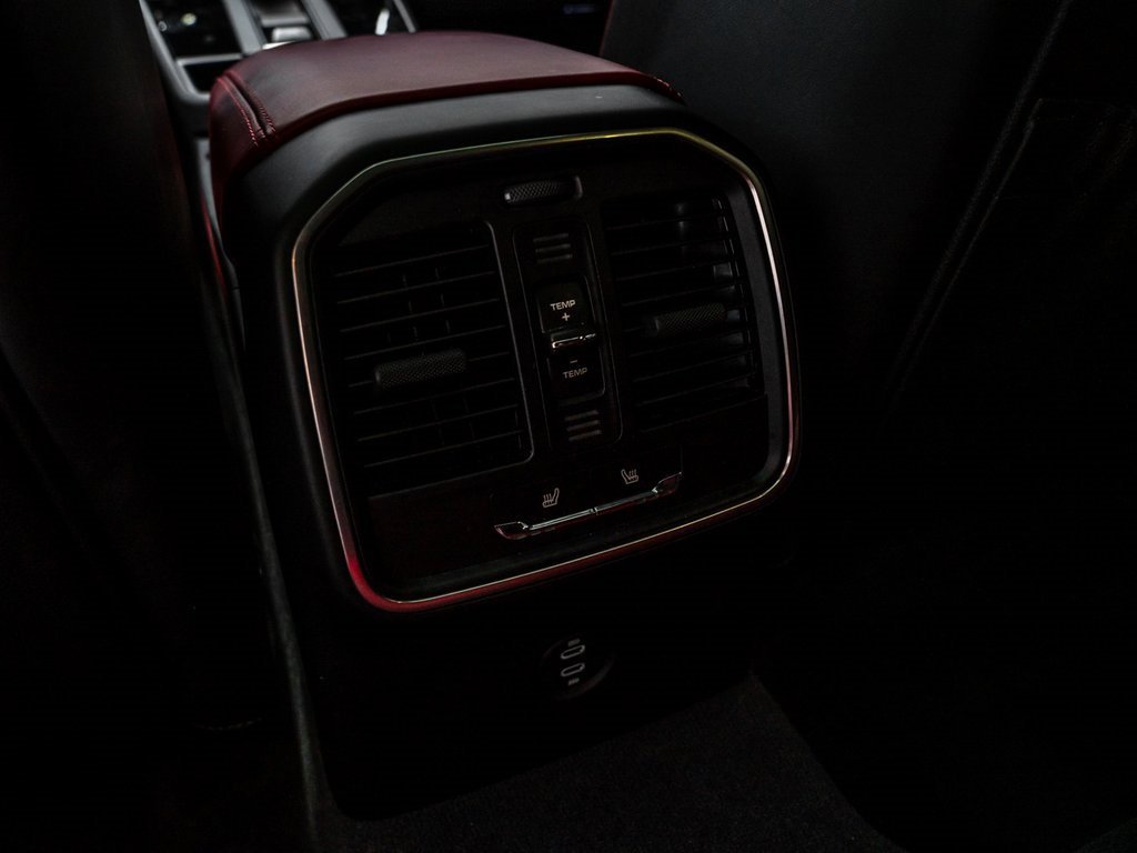 Used 2025 Porsche Macan image 30