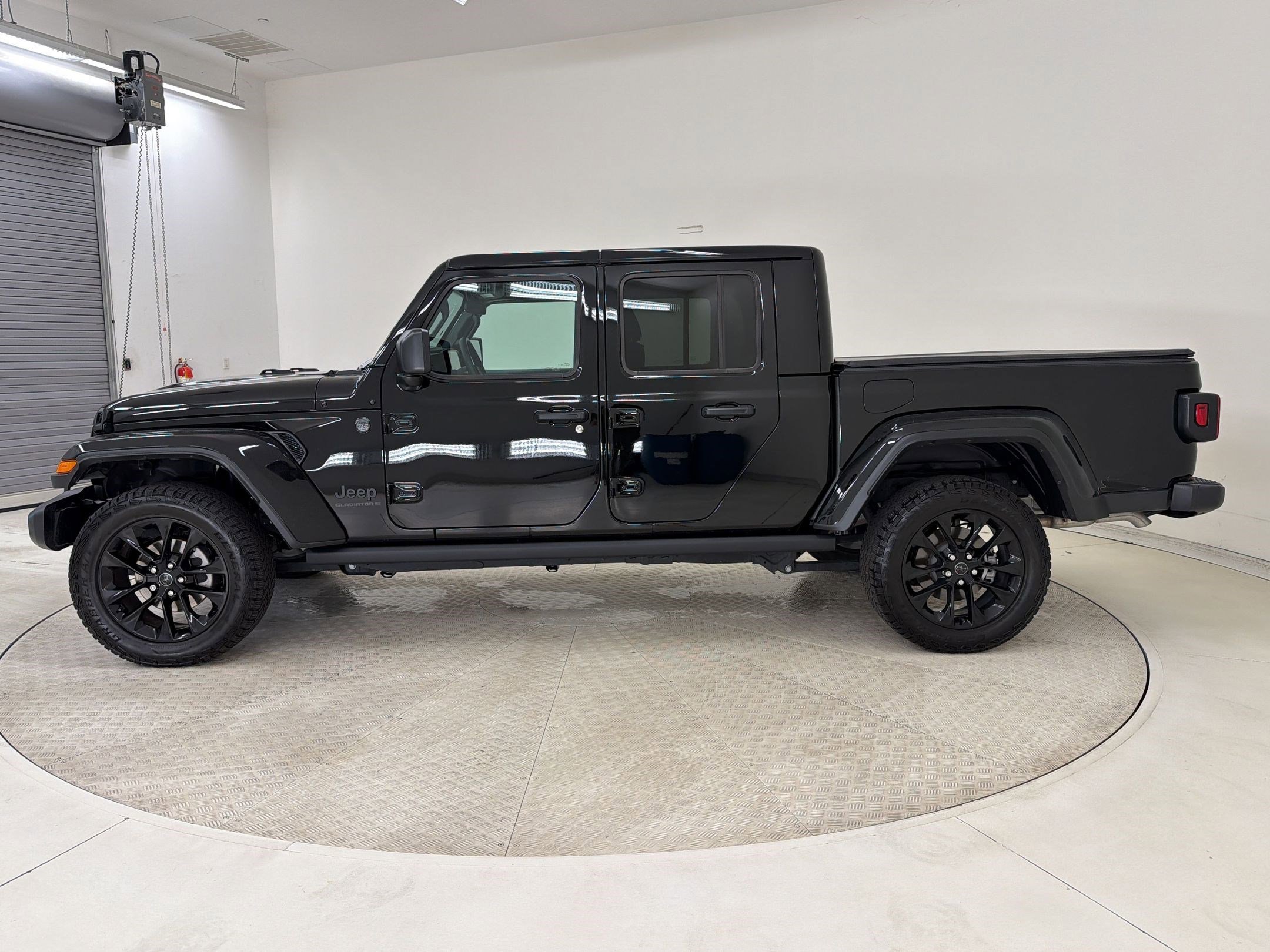 Used 2025 Jeep Gladiator Sport image 2