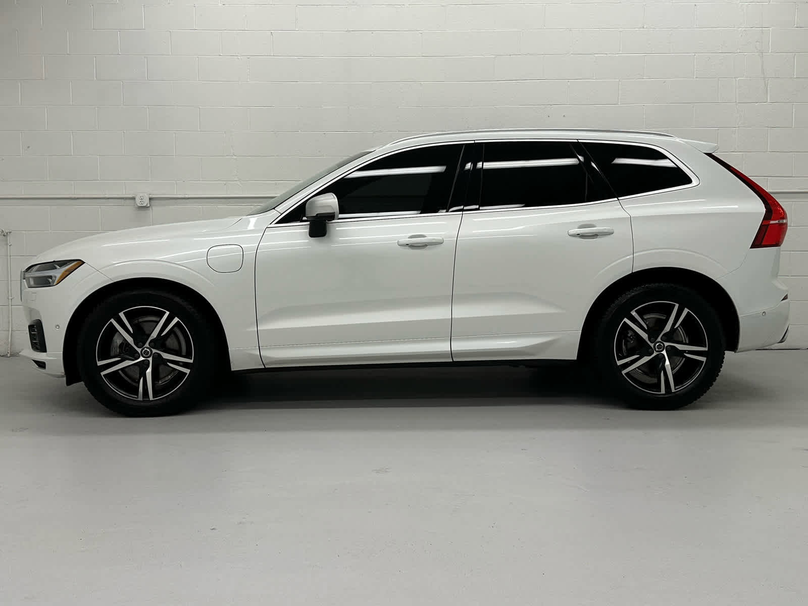 Used 2018 Volvo XC60 T8 R-Design w/ Convenience Package image 3